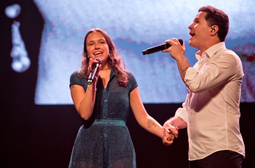  Rafa Mariano, filha do cantor Pedro Mariano e neta de Elis Regina, estreia nos palcos cantando “Redescobrir”