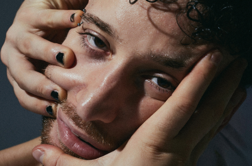  MATEO LANÇA “LA INSANIDAD”, PRIMEIRO SINGLE DE SEU ÁLBUM DE ESTREIA SOLO, NEURODIVERGENTE