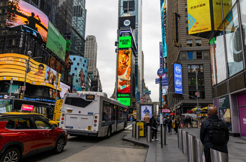 EXCLUSIVO: Rachel Reis é destaque nos telões da Times Square