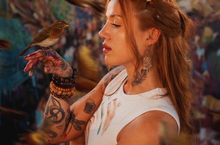  Elana Dara lança o EP “Gritos & Sussurros”, primeiro de uma série inspirada nos cinco sentidos