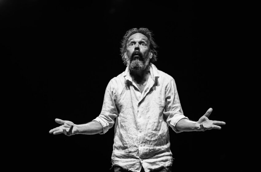  Com Prêmio Shell e 20 anos de sucesso, Julio Adrião leva solo “A Descoberta das Américas” a São Paulo, em temporada de despedida