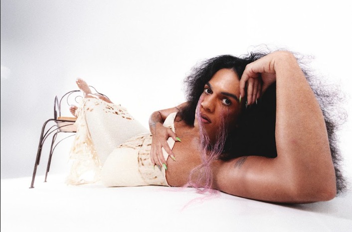  Stella lança A Fim, EP que transforma poesia preta e travesti em rito de libertação