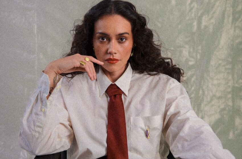  Manda questiona fórmulas de sucesso e reafirma sua voz no mais recente single “Bumbum Mexer”