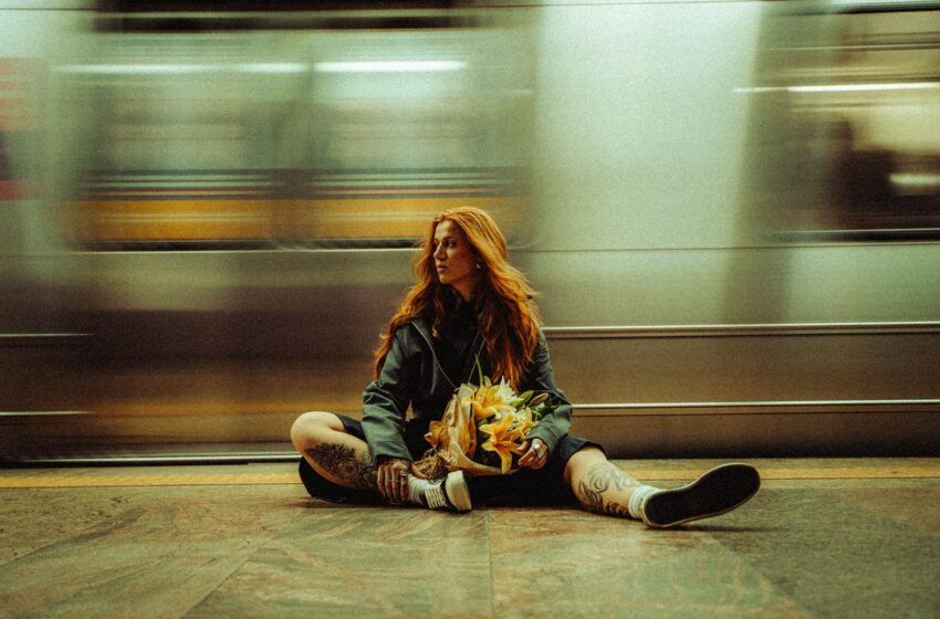  Elana Dara lança o EP “Perfumes & Cigarros” e inaugura o capítulo “Olfato” de seu projeto sensorial; ouça agora