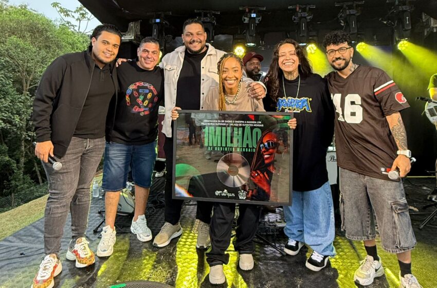  Mannda Lym recebe placa de 1 milhão de ouvintes mensais em cerimônia realizada em São Paulo