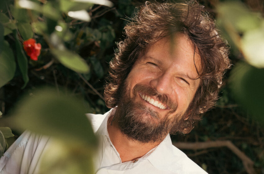  Saulo Fernandes lança segunda e última parte do nono álbum de carreira, batizado de “Bênção”