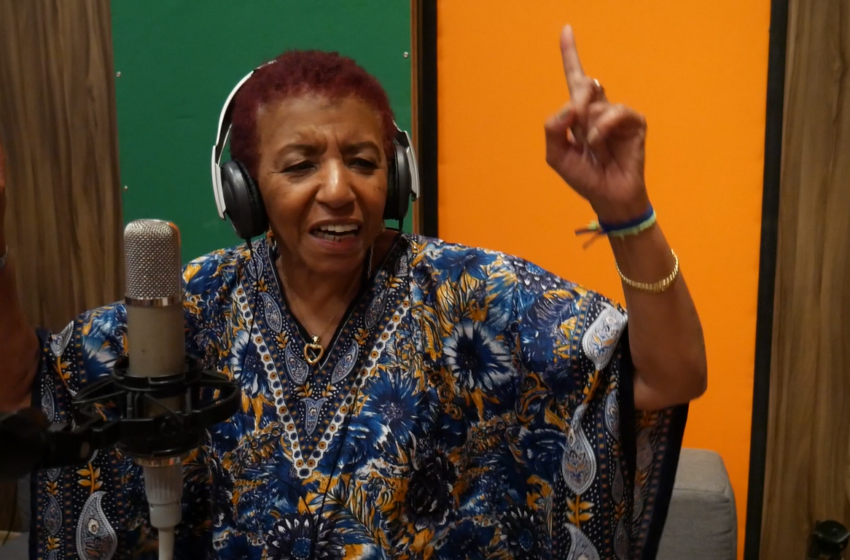  Leci Brandão lança “Me Abraça” com Reinaldo em tributo ao legado do príncipe pagode romântico