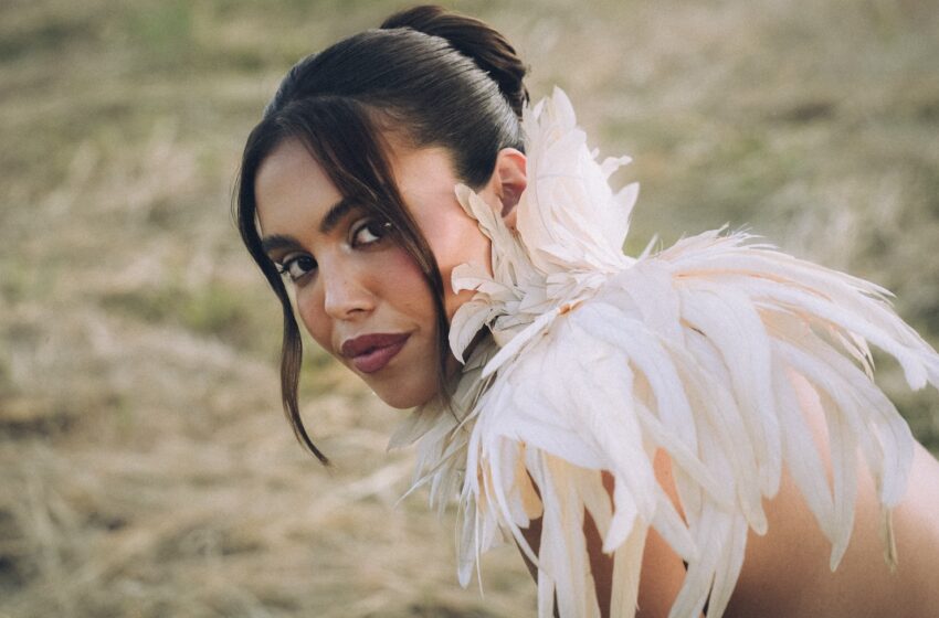  Dora Sanches transforma o “ghosting” em Pop Soul lúdico no novo single “Passarinho”