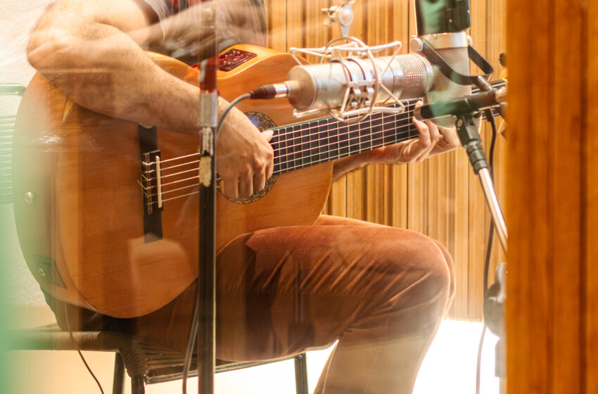  Gustavo Ortiz estreia “Arrasto”, álbum sobre as forças que moldam o cotidiano