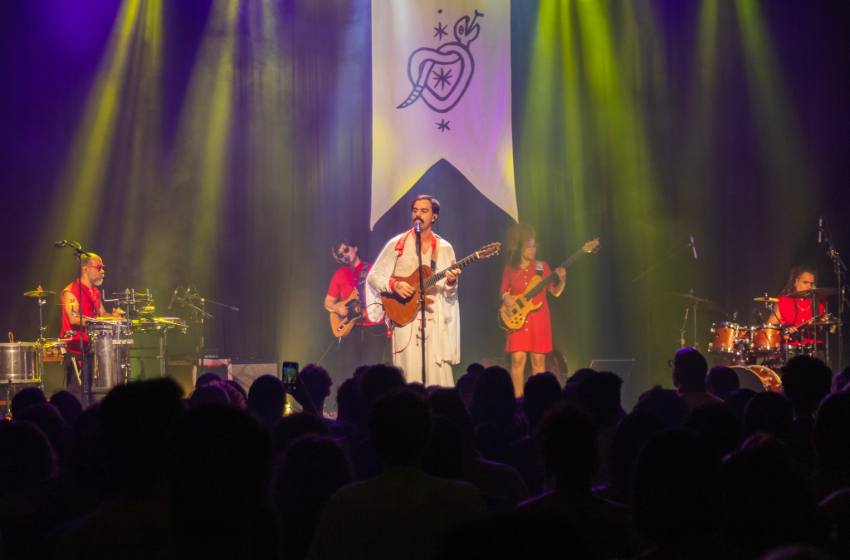  Rodrigo Alarcon apresenta EP “Guizo de Cascavel – Ao Vivo”, projeto que registra o show de estreia de seu álbum homônimo