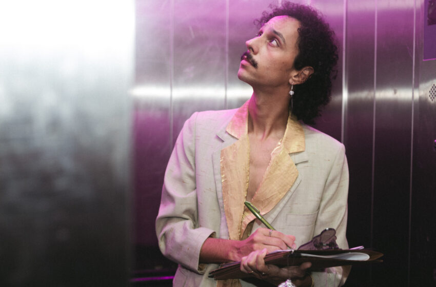  Thomé pinta de “Rosa Choque” a sua nova fase e lança single como ponto de ruptura