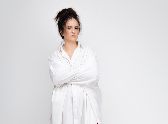  Atriz Mariana Rosa estreia primeira etapa do monólogo inspirado em série viral que expõe xingamentos e violências contra mulheres