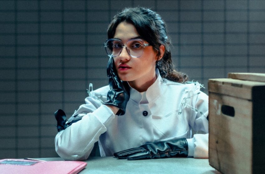  Ella Blum reflete sobre a liberdade de ser quem se é no novo single “Vida Experimental”