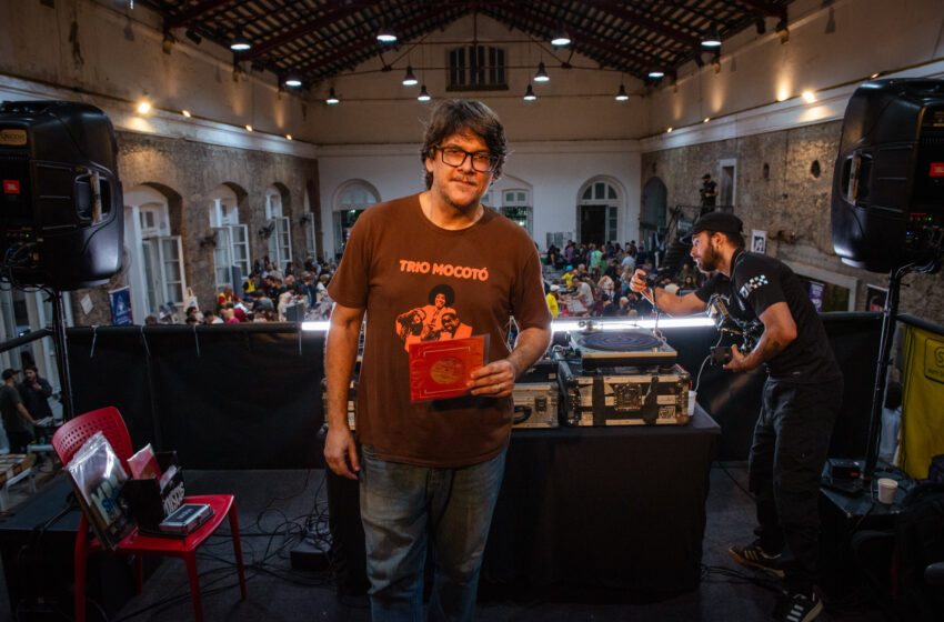  Marcello MBgroove celebra compactos raros em novo episódio do “Discos N’Agulha”