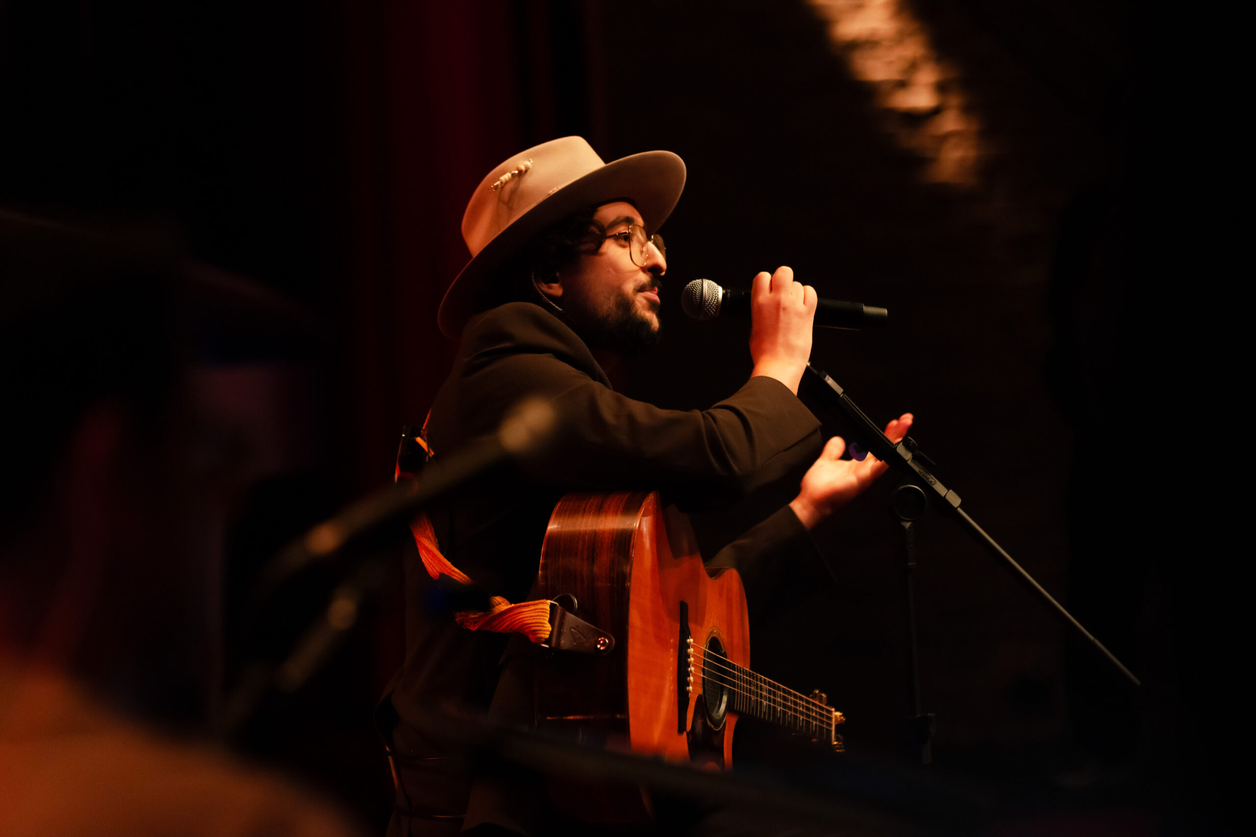  Zeeba lança EP “Atemporal” com regravação de Coldplay, música em homenagem a filha e Orquestra Villa Lobos