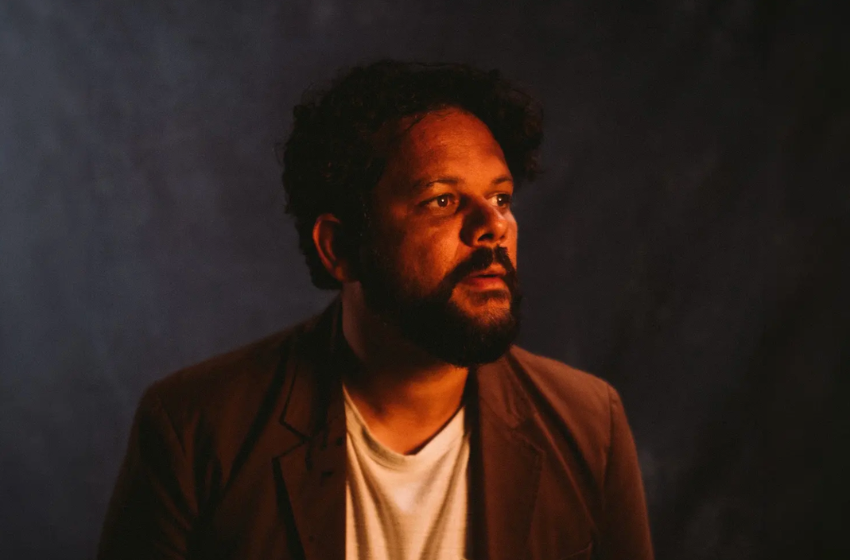  A busca incansável pelo instante em “Mística”, novo single de Marcos Almeida