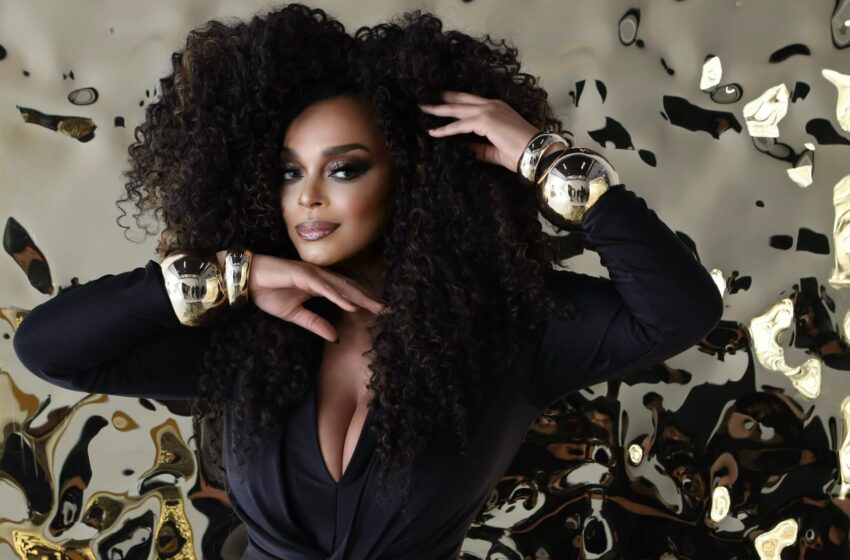  Paula Lima estreia nova turnê com o show “D’Ouro Brilhante”