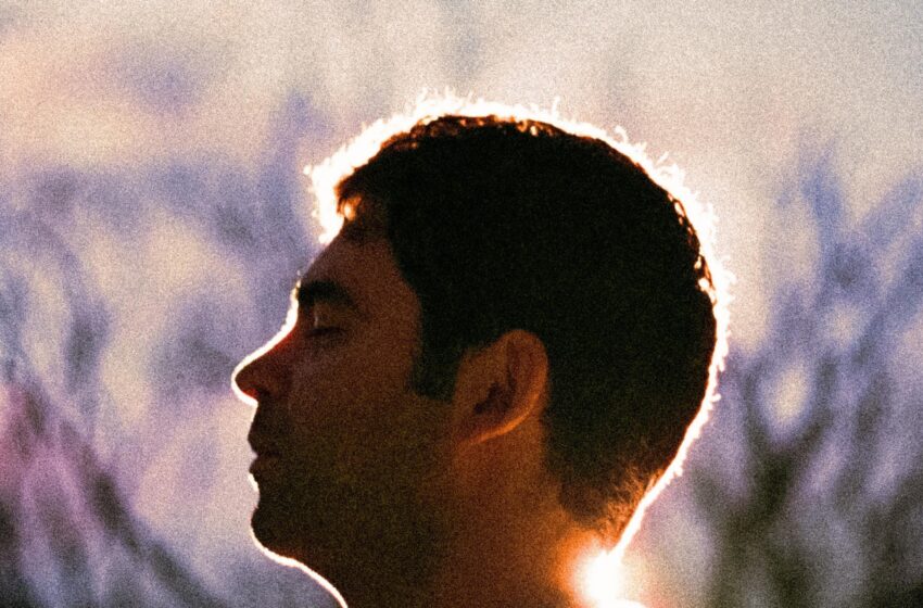  João Gabriel estreia em carreira solo com “Tudo Enquanto”, álbum sobre a finitude e a espontaneidade